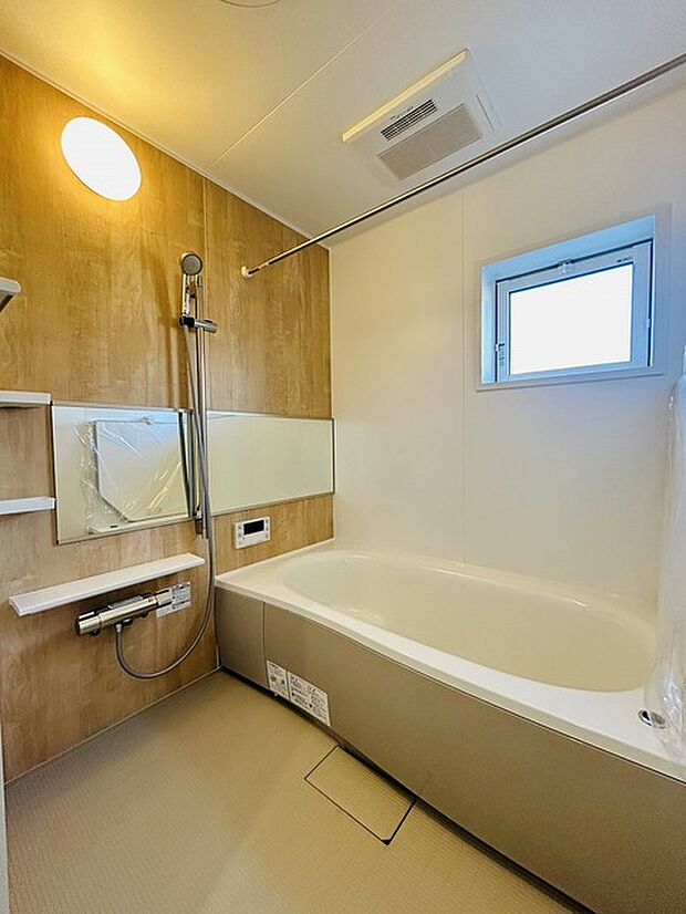 一日の疲れを癒してくれるゆったりとしたバスルームです。 