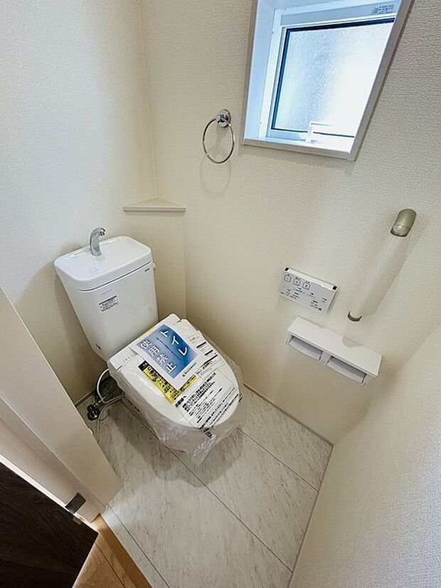 トイレにはウォシュレット機能を標準装備。 