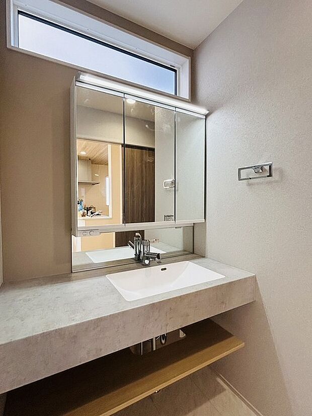 三面鏡に洗面台。 コンセントに照明機能、多機能性を備えた設備です。