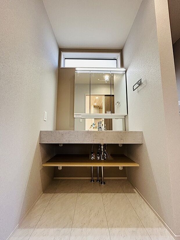 三面鏡に洗面台。 コンセントに照明機能、多機能性を備えた設備です。
