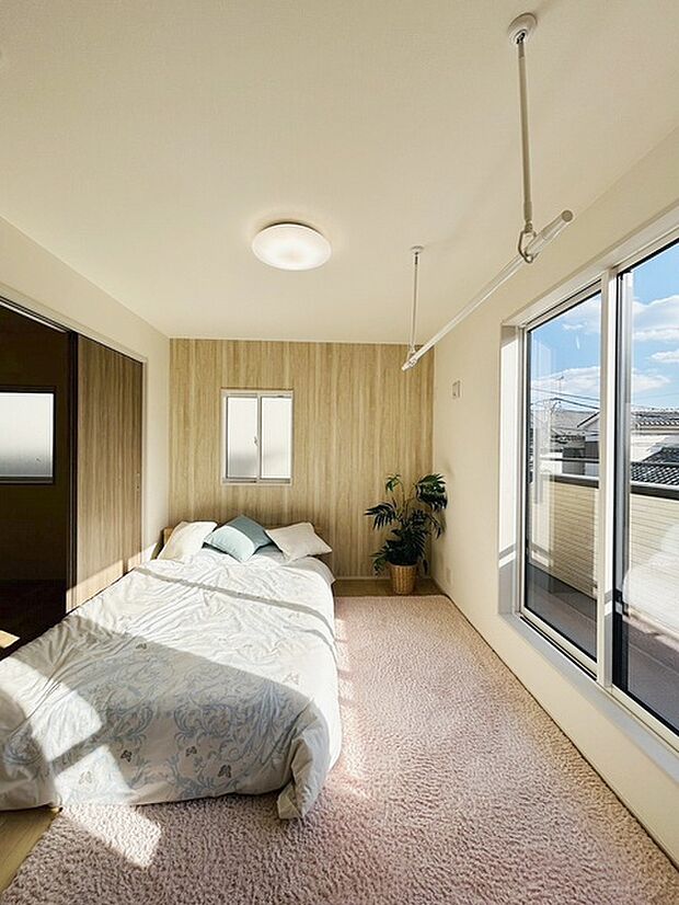 洋室はモダンなデザインと機能性を備え、快適な生活空間に。明るい窓から差し込む自然光が広々とした空間をさらに明るく開放的に感じさせます。  