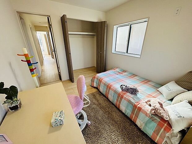 スタイリッシュなデザインと快適な居住性を兼ね備えた洋室。広々とした空間は、自分らしいインテリアを楽しむことができるほか、リラックスした時間を過ごすことができそうです。