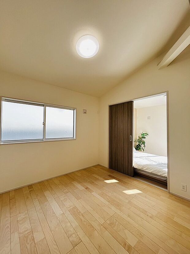 実際に室内をご見学頂くと生活のイメージが広がると思います。家具を置いたイメージや窓からの景色など。周辺で販売に出している物件も一緒にまとめてご見学頂き、比較する事もできます。