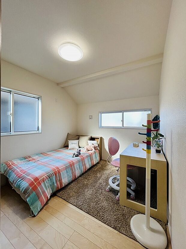 洋室はモダンなデザインと機能性を備え、快適な生活空間に。明るい窓から差し込む自然光が広々とした空間をさらに明るく開放的に感じさせます。