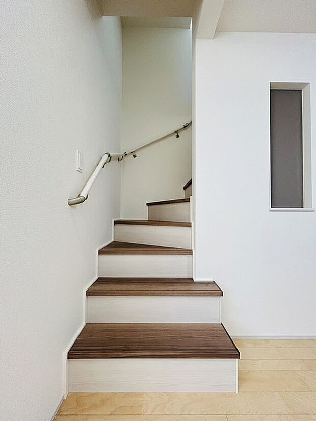 実際に室内をご見学頂くと生活のイメージが広がると思います。家具を置いたイメージや窓からの景色など。周辺で販売に出している物件も一緒にまとめてご見学頂き、比較する事もできます。