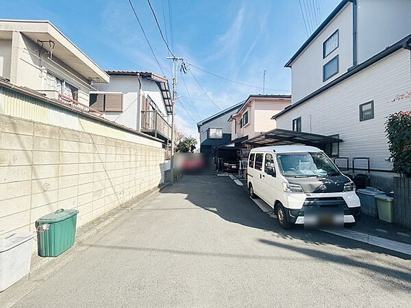 安心して暮らすことのできる住宅街。　住宅地の道路は一般に交通量が少なく車などの騒音が少ないため、住民にとって静かな生活環境が提供されます。
