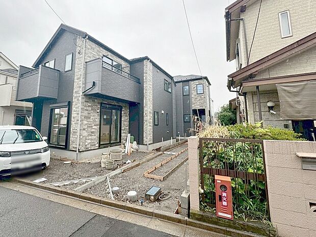 周辺の街並みの中で適度な主張、生活に溶け込むシンプルなデザインの外観が魅力の一戸建です。 