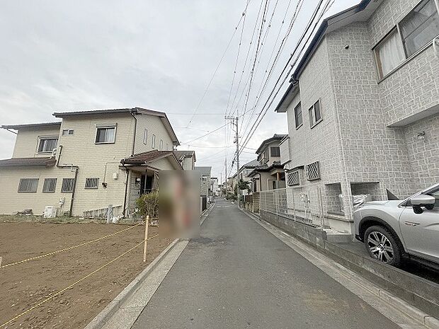 安心して暮らすことのできる住宅街。 住宅地の道路は一般に交通量が少なく車などの騒音が少ないため、住民にとって静かな生活環境が提供されます。