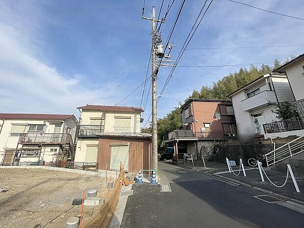 安心して暮らすことのできる住宅街。 住宅地の道路は一般に交通量が少なく車などの騒音が少ないため、住民にとって静かな生活環境が提供されます。
