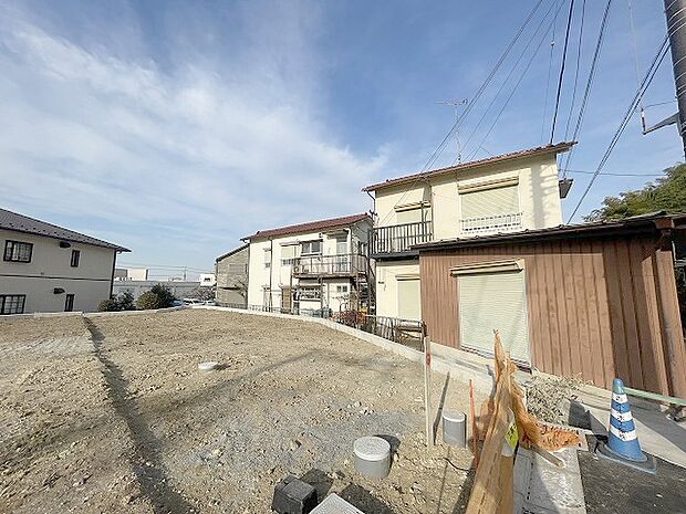 現在建物を建築中です、建築中の物件については現地確認の他、同施工会社の完成施工例のご案内、担当者のプレゼンテーションにてご検討ください。適切なご検討の方法をご説明させて頂きます。