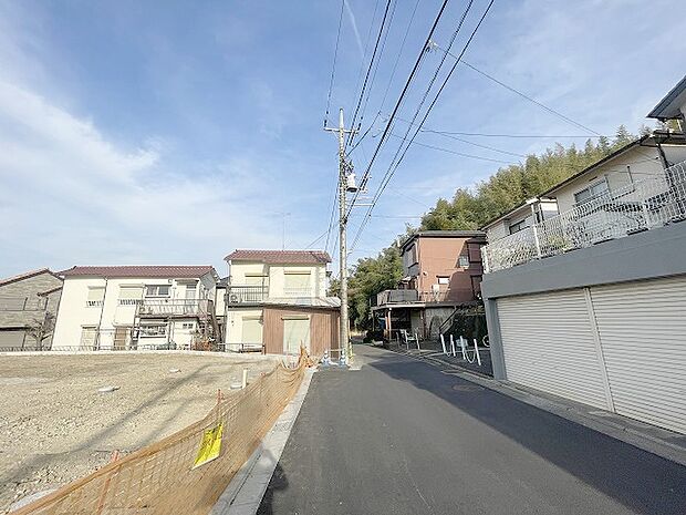 安心して暮らすことのできる住宅街。　住宅地の道路は一般に交通量が少なく車などの騒音が少ないため、住民にとって静かな生活環境が提供されます。 