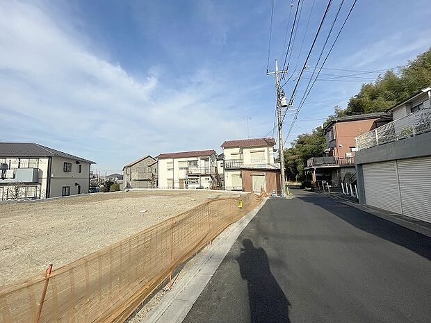安心して暮らすことのできる住宅街。 住宅地の道路は一般に交通量が少なく車などの騒音が少ないため、住民にとって静かな生活環境が提供されます。