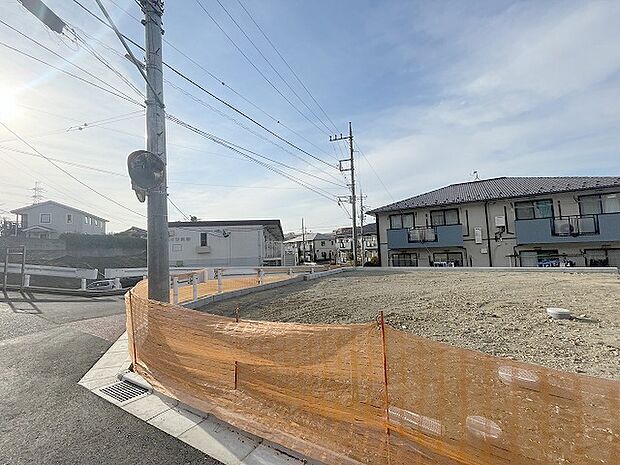 安心して暮らすことのできる住宅街。 住宅地の道路は一般に交通量が少なく車などの騒音が少ないため、住民にとって静かな生活環境が提供されます。