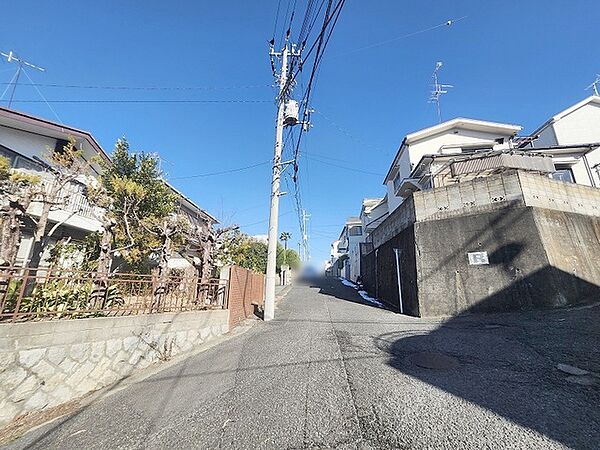 周辺は住宅が建ち並ぶ閑静な住宅街です。