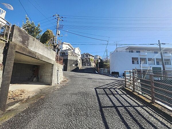 安心して暮らすことのできる住宅街。　住宅地の道路は一般に交通量が少なく車などの騒音が少ないため、住民にとって静かな生活環境が提供されます。