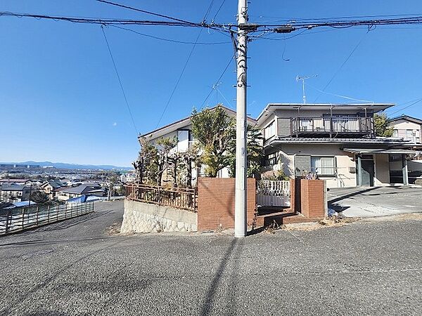 現地ご見学の際、スタッフが様々なご質問に対応いたします、周辺環境、前面道路、建築可能な建物について、ぜひご相談ください。
