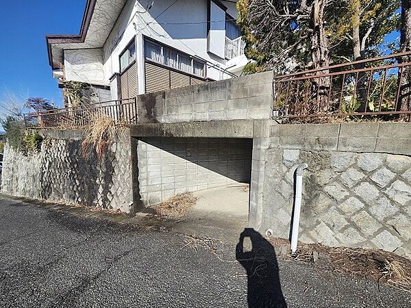 建築条件なしの敷地。弊社グループ「白馬建設」にて建物プランをご提案できます。実際の陽当たりやサイズ感を現地でお確かめください。