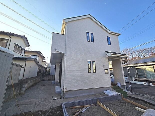 周辺の街並みの中で適度な主張、生活に溶け込むシンプルなデザインの外観が魅力の一戸建です。