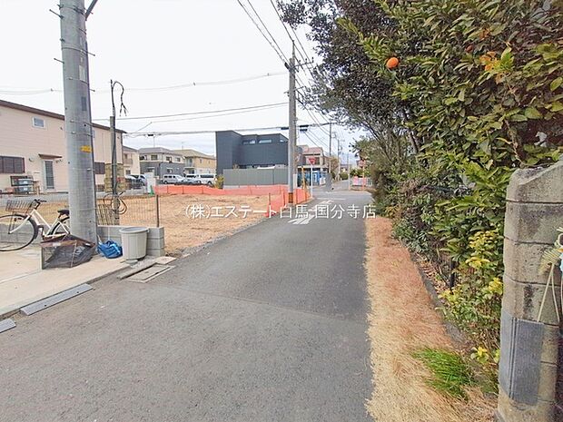 安心して暮らすことのできる住宅街。 住宅地の道路は一般に交通量が少なく車などの騒音が少ないため、住民にとって静かな生活環境が提供されます。