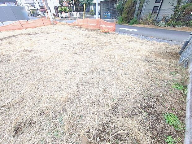建築条件なしの敷地。弊社グループ「白馬建設」にて建物プランをご提案できます。実際の陽当たりやサイズ感を現地でお確かめください。