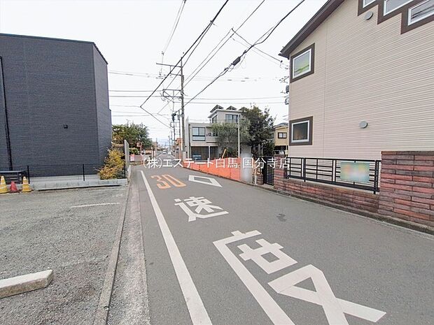 安心して暮らすことのできる住宅街。　住宅地の道路は一般に交通量が少なく車などの騒音が少ないため、住民にとって静かな生活環境が提供されます。 