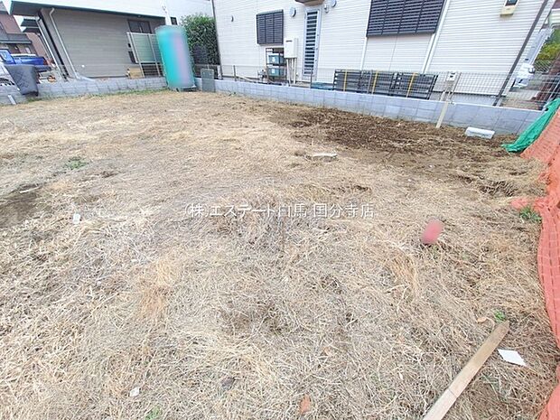 現地ご見学の際、スタッフが様々なご質問に対応いたします、周辺環境、前面道路、建築可能な建物について、ぜひご相談ください。