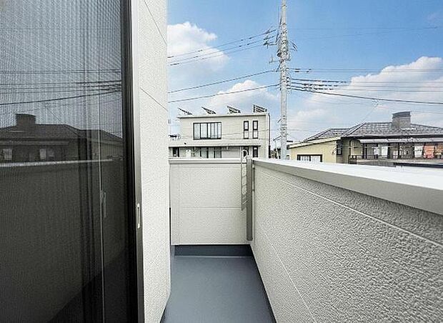 日々の忙しさやストレスから離れ、バルコニーで静かに深呼吸、心が穏やかになります。