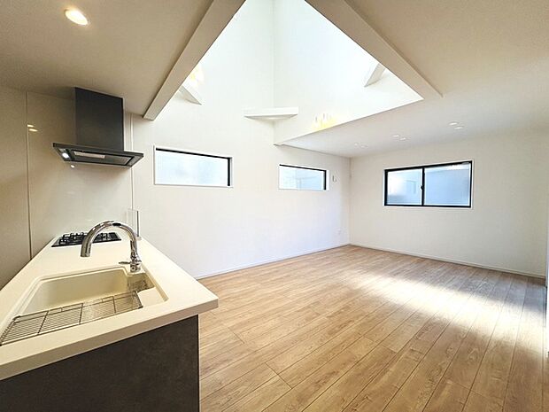 家族が食事するダイニングスペースをキッチンから見渡せる設計に。お料理をしながら家族とのコミュニケーションが増えそうな予感。 