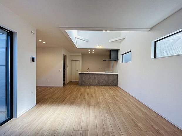 家族が一番集まる場所だから広々としつつも素敵な空間であって欲しい。みんながくつろぐリビングからキッチンまでが一つの空間のように繋がる間取り。 