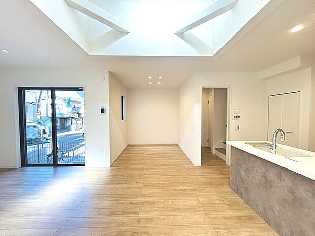 実際に室内をご見学頂くと生活のイメージが広がると思います。家具を置いたイメージや窓からの景色など。周辺で販売に出している物件も一緒にまとめてご見学頂き、比較する事もできます。