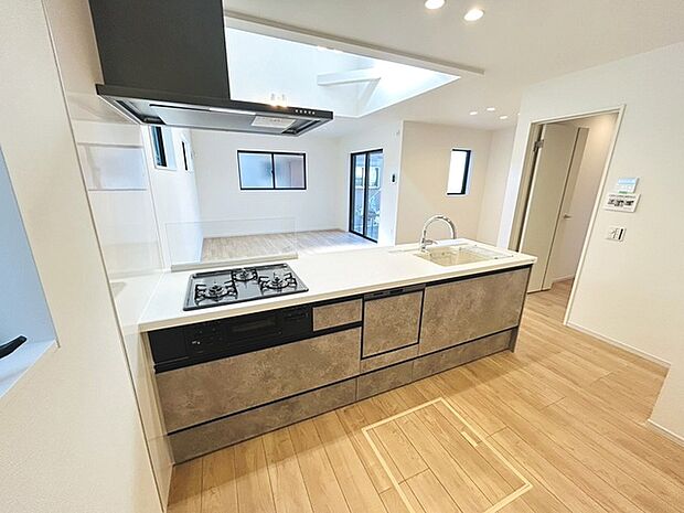 お料理をしながらリビングの家族やゲストとの会話が楽しめるカウンタータイプのキッチン。毎日のお料理を楽しく快適に。