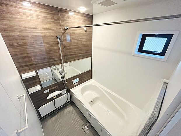 一日の疲れを癒してくれるゆったりとしたバスルームです。 