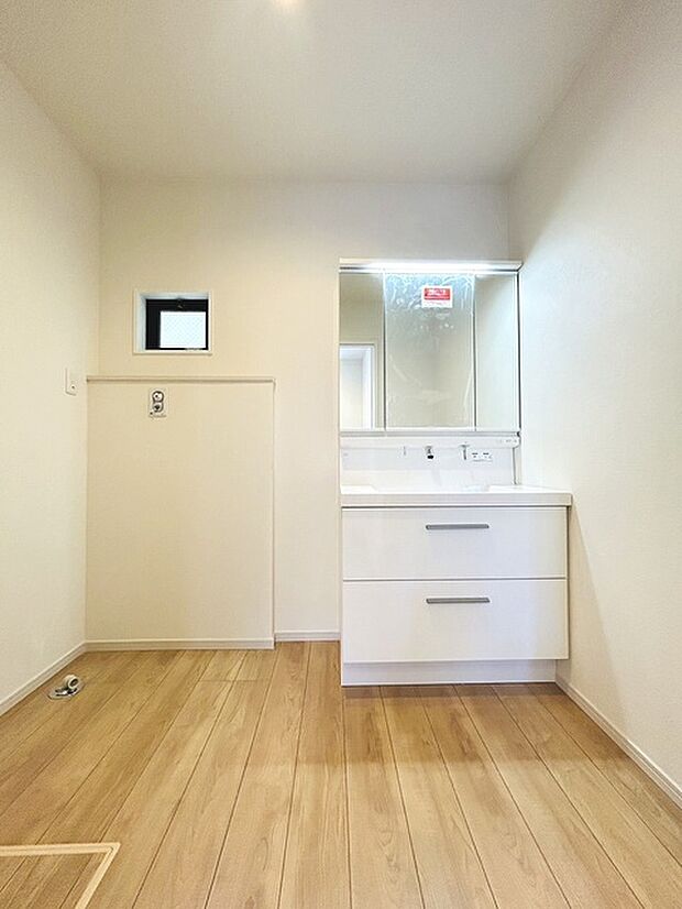 使いやすいタイプの洗面化粧台のあるランドリースペース 