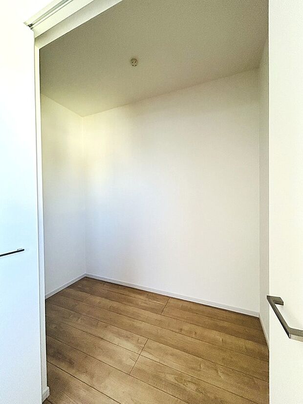 沢山のお洋服などを収納できそうなウォークインクローゼット。 