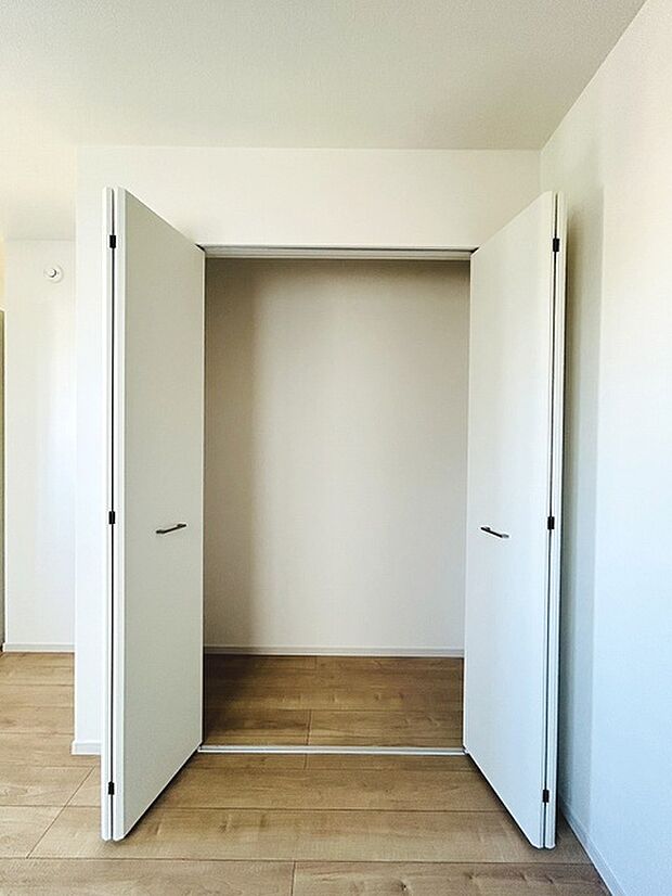 各所に効率的に配置された収納スペースがあり、日常のモノをすっきりと収納できます。 