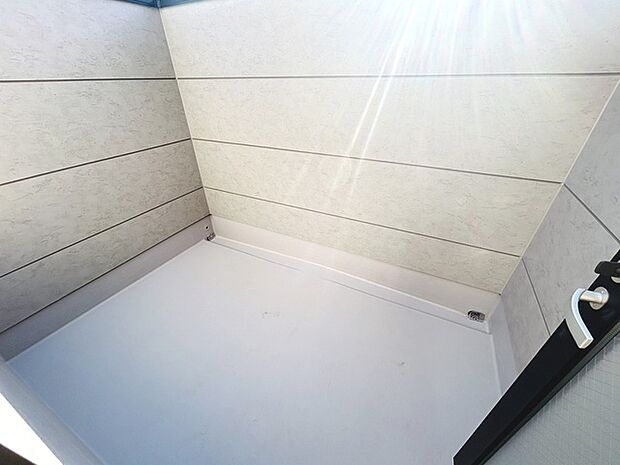 朝のひと時にコーヒーを飲みながら新鮮な空気を吸う、バルコニーでの過ごし方は様々です。自分だけの小さなオアシスとして、日常の喧騒を忘れる場所になるかもしれません。 