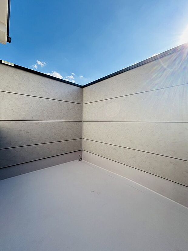 季節の変化や天気の良い日には、バルコニーでの時間が心地よく、気分をリフレッシュさせることができます。 