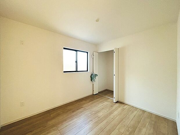 スマートなデザインと賢い収納が生活を快適にします。広々とした雰囲気を演出する工夫が施され、生活空間の魅力を引き出します。