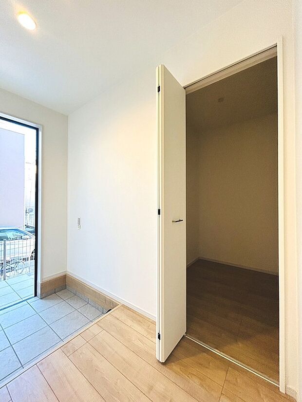 豊富な収納スペースもこの物件の特長の一つ。各所に収納が完備されており、生活をスッキリと整えることができます。 