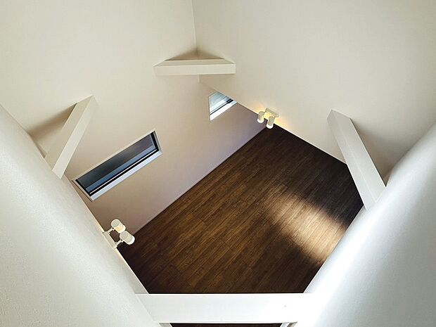 実際に室内をご見学頂くと生活のイメージが広がると思います。家具を置いたイメージや窓からの景色など。周辺で販売に出している物件も一緒にまとめてご見学頂き、比較する事もできます。