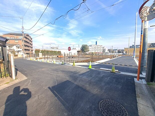 安心して暮らすことのできる住宅街。　住宅地の道路は一般に交通量が少なく車などの騒音が少ないため、住民にとって静かな生活環境が提供されます。 