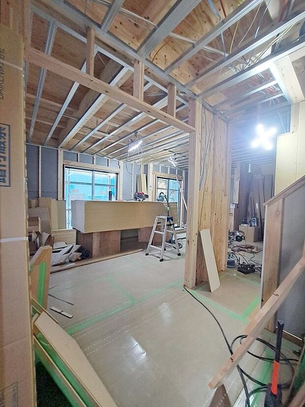 実際に室内をご見学頂くと生活のイメージが広がると思います。家具を置いたイメージや窓からの景色など。周辺で販売に出している物件も一緒にまとめてご見学頂き、比較する事もできます。