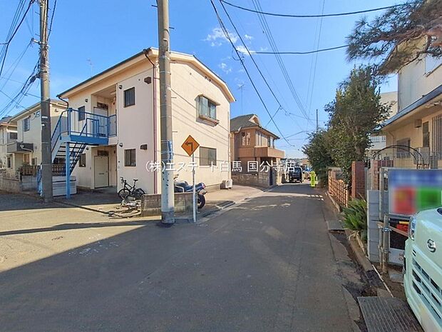 安心して暮らすことのできる住宅街。　住宅地の道路は一般に交通量が少なく車などの騒音が少ないため、住民にとって静かな生活環境が提供されます。 