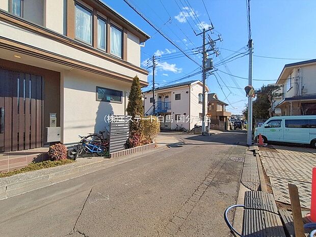 安心して暮らすことのできる住宅街。　住宅地の道路は一般に交通量が少なく車などの騒音が少ないため、住民にとって静かな生活環境が提供されます。 