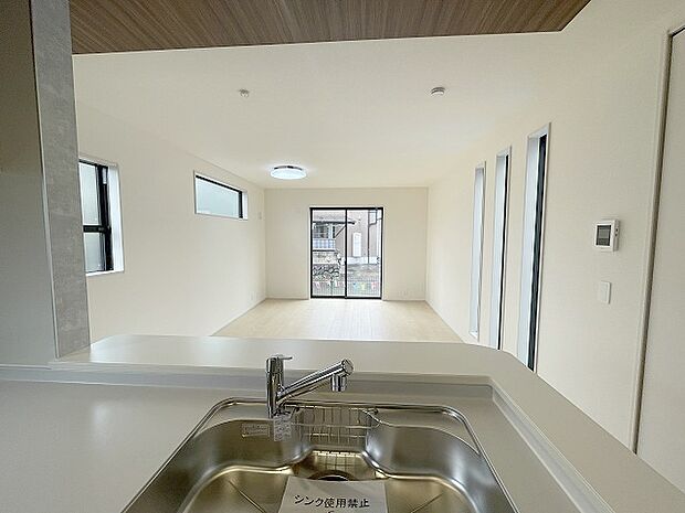 カウンターキッチンならではの開放的な見通し、全体が見渡せることでご家族の団欒スペースもより明るく笑顔が溢れる空間となります。