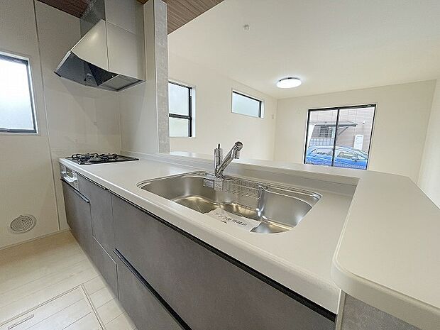 キッチンコンロスペースの近くには、空気の入れ替えが可能な開口部を設置!! お料理をする際には、換気扇を回しながら匂いが籠らない様に開放してお料理もお楽しみ頂けます。