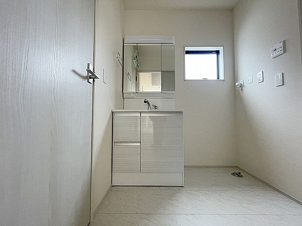 使いやすいタイプの洗面化粧台のあるランドリースペース