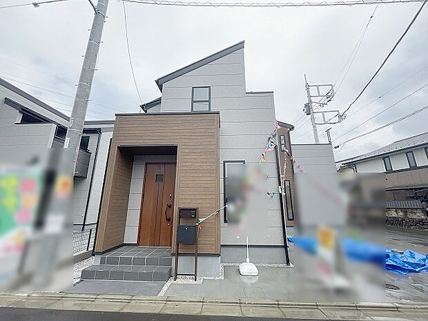 周辺の街並みの中で適度な主張、生活に溶け込むシンプルなデザインの外観が魅力の一戸建です。