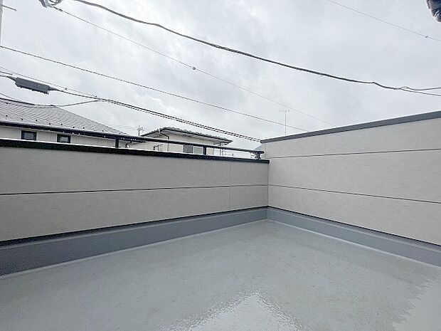 日々の忙しさやストレスから離れ、バルコニーで静かに深呼吸、心が穏やかになります。