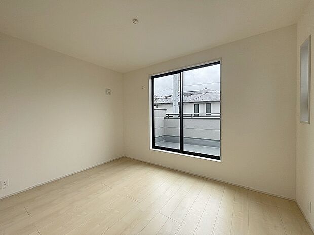 スタイリッシュなデザインと快適な居住性を兼ね備えた洋室。広々とした空間は、自分らしいインテリアを楽しむことができるほか、リラックスした時間を過ごすことができそうです。